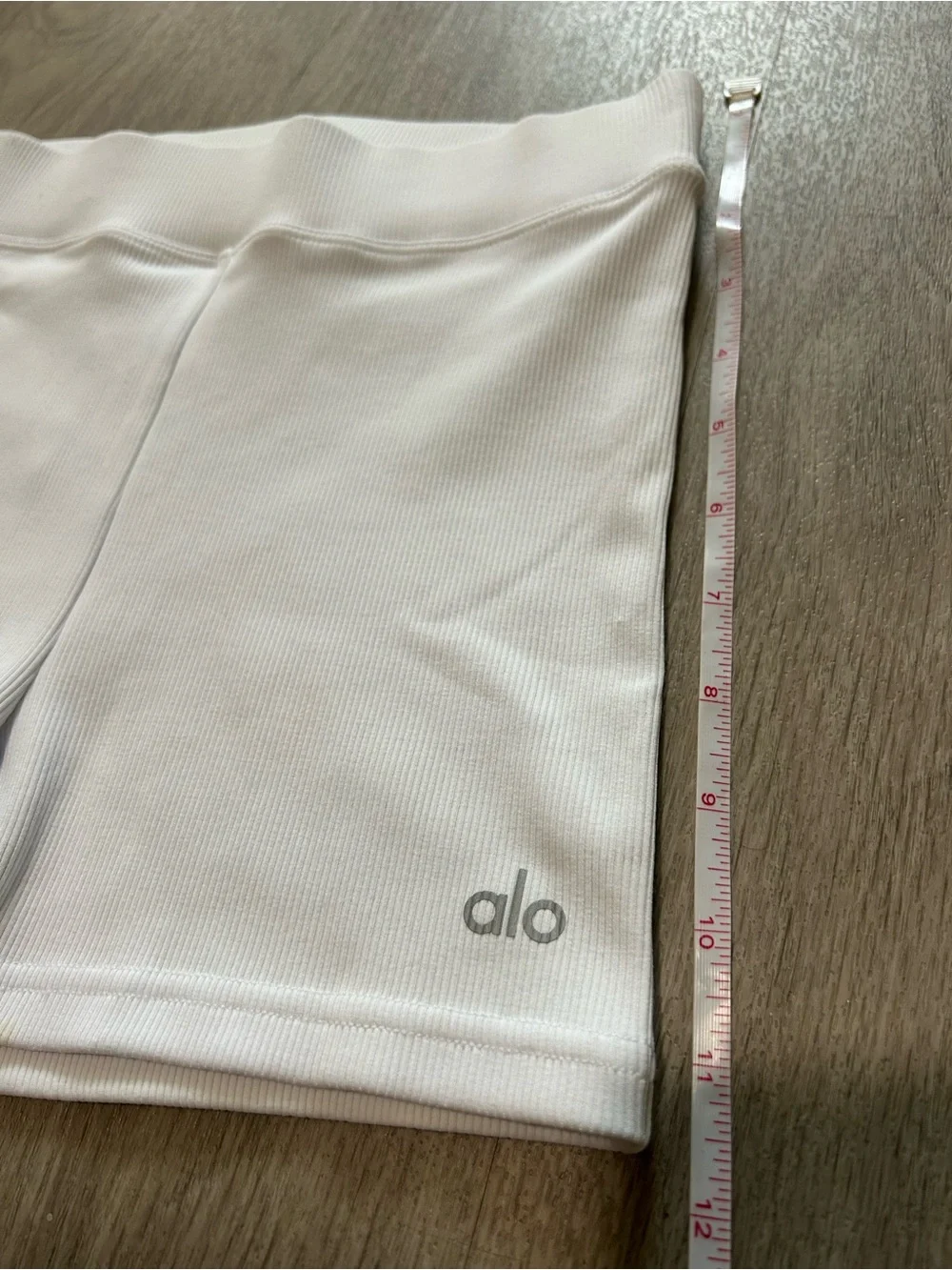 ALO YOGA GODDESS RIBBED HIGH-WAIST HOT SHORT WHITE small NWOT